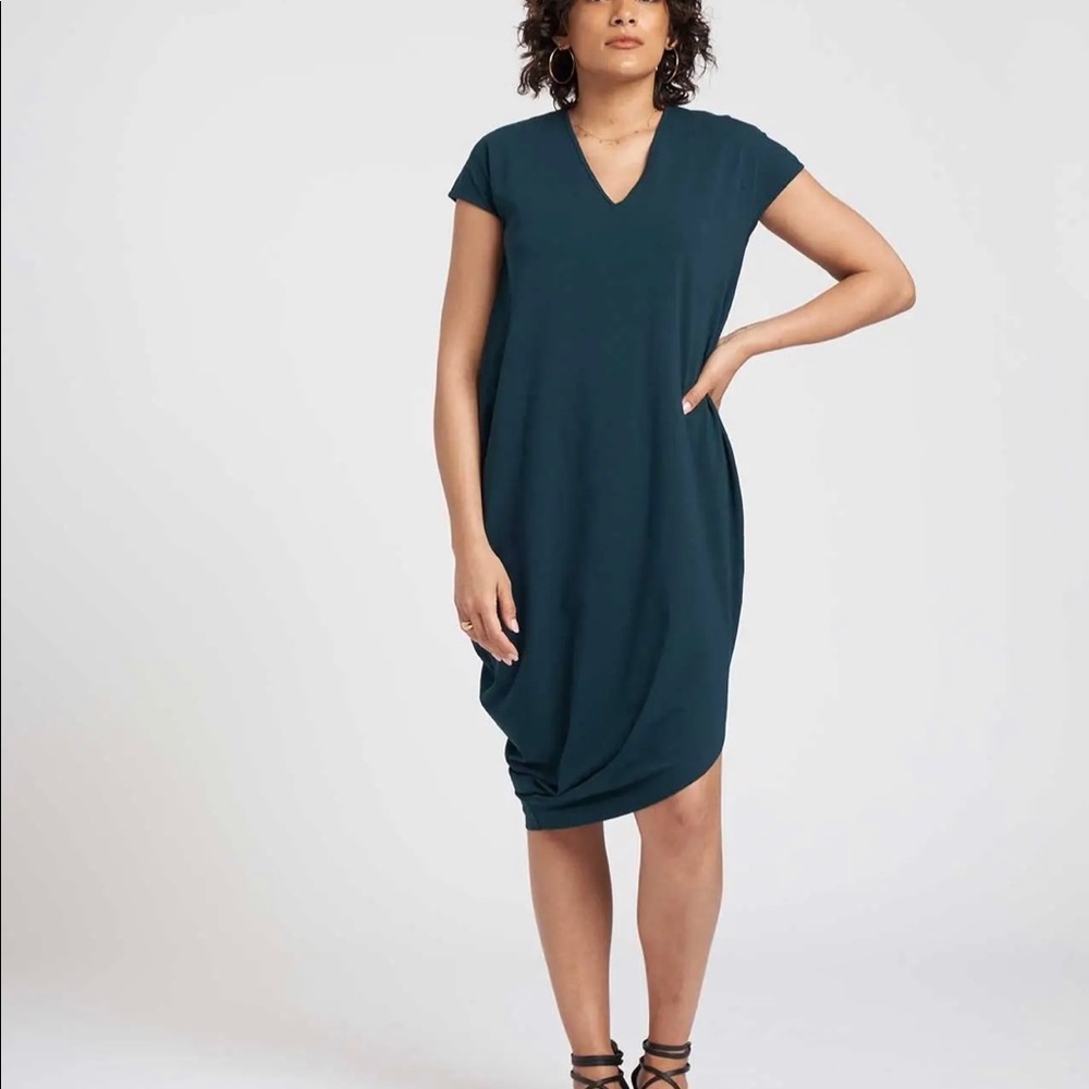 NWT Universal Standard size S (14-16) Women’s Geneva V-neck dress -Forest Night.